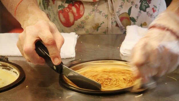 Kuchár pripravuje jedlo